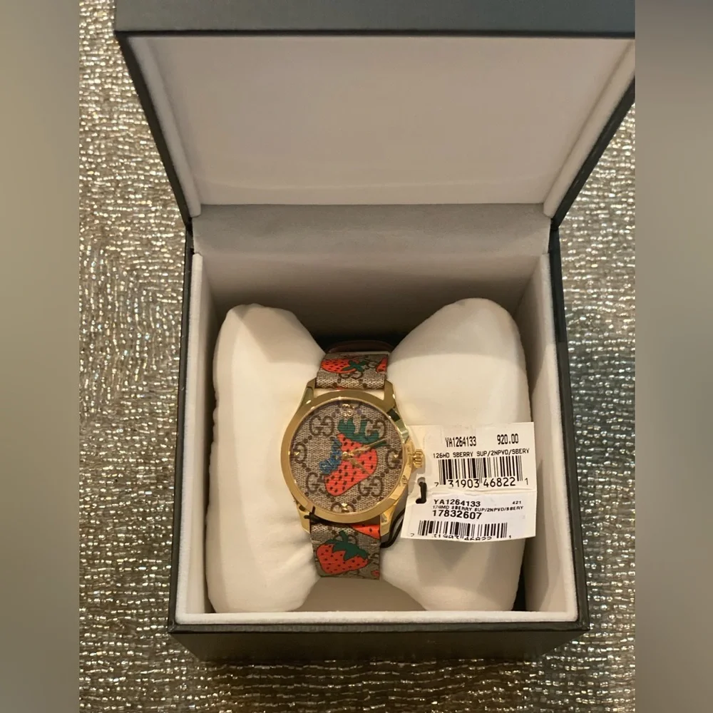 Rare Women's Swiss G-Timeless Strawberry Print Canvas Strap
Watch 38mm 🍓 - Picture 6 of 7